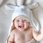 Mengapa Bayi Sering Ketawa Sendiri